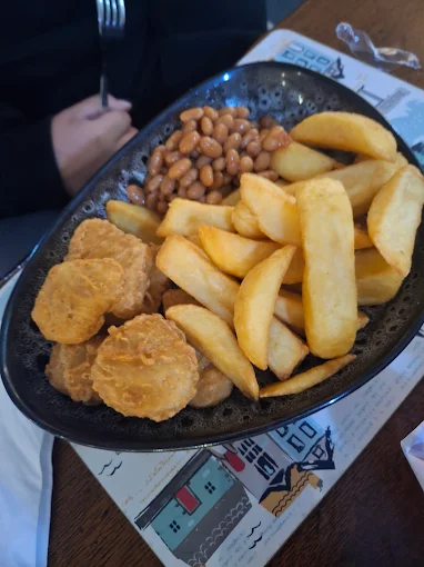 Children's chicken nuggets with chips and beans